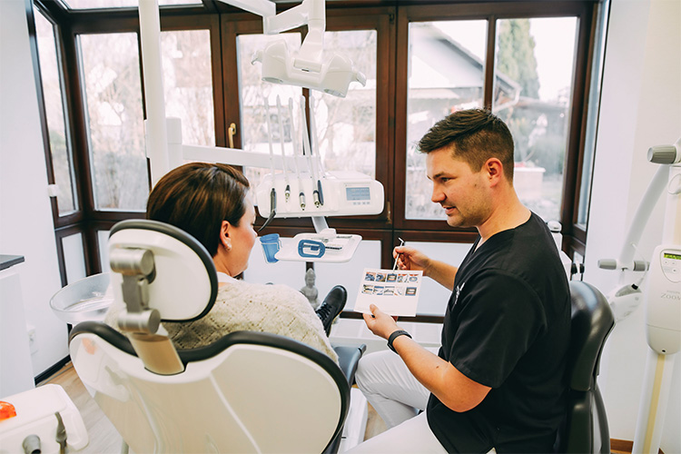 Dr. Matthias Theel in einer Bleaching-Behandlung in der Zahnarztpraxis Matthias Theel in Hilpoltstein