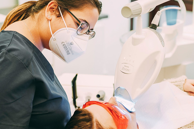 Assistenz in einer Bleaching-Behandlung mit einem Patienten in der Zahnarztpraxis Matthias Theel in Hilpoltstein