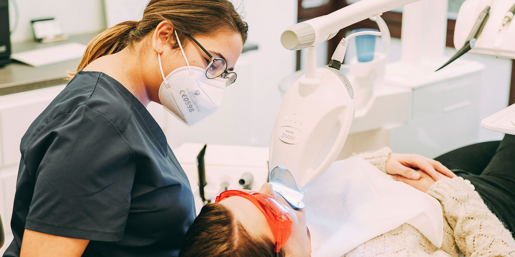 Eine Mitarbeiterin in einer Bleaching-Behandlung in der Zahnarztpraxis Matthias Theel in Hilpoltstein