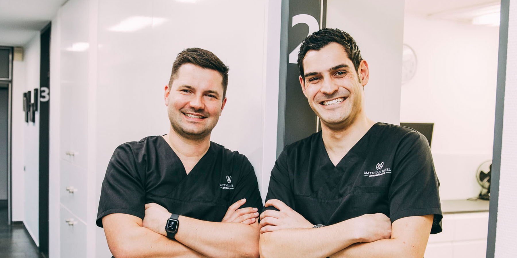 Ein Portraitfoto von Dr. Theel und einem Mitarbeiter der Chirurgie in der Zahnarztpraxis Matthias Theel in Hilpoltstein