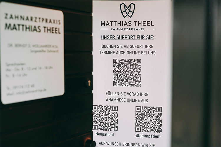 Ein Plakat mit verschiedenen QR-Codes in der Zahnarztpraxis Matthias Theel in Hilpoltstein