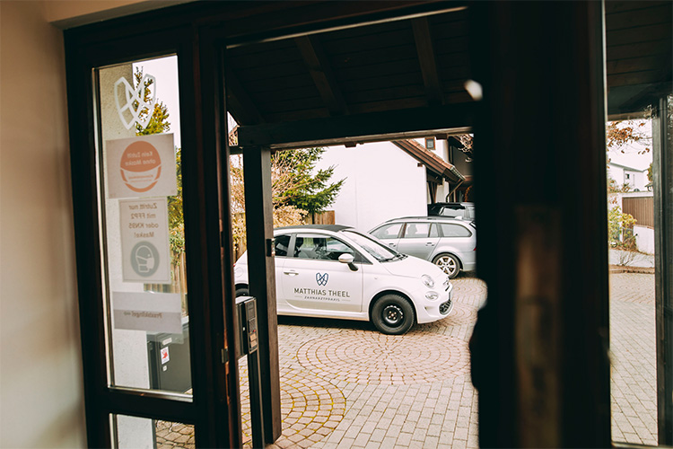 Der Blick aus dem Eingang der Zahnarztpraxis Matthias Theel in Hilpoltstein auf den Parkplatz