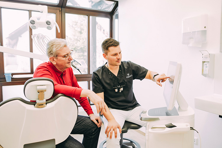 Dr. Matthias Theel in einem Gespräch mit einer Patientin über die Kosten von Inlays und Onlays in der Zahnarztpraxis Matthias Theel in Hilpoltstein