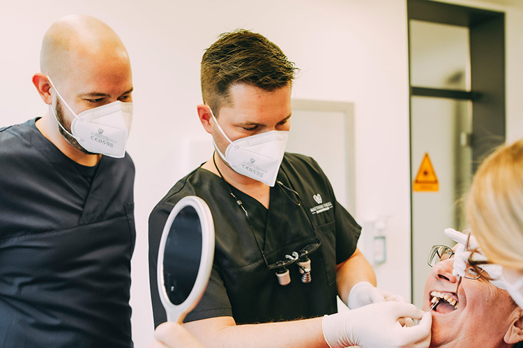 Zahnarzt und Assistent in einer Inlay-Behandlung in der Zahnarztpraxis Matthias Theel in Hilpoltstein