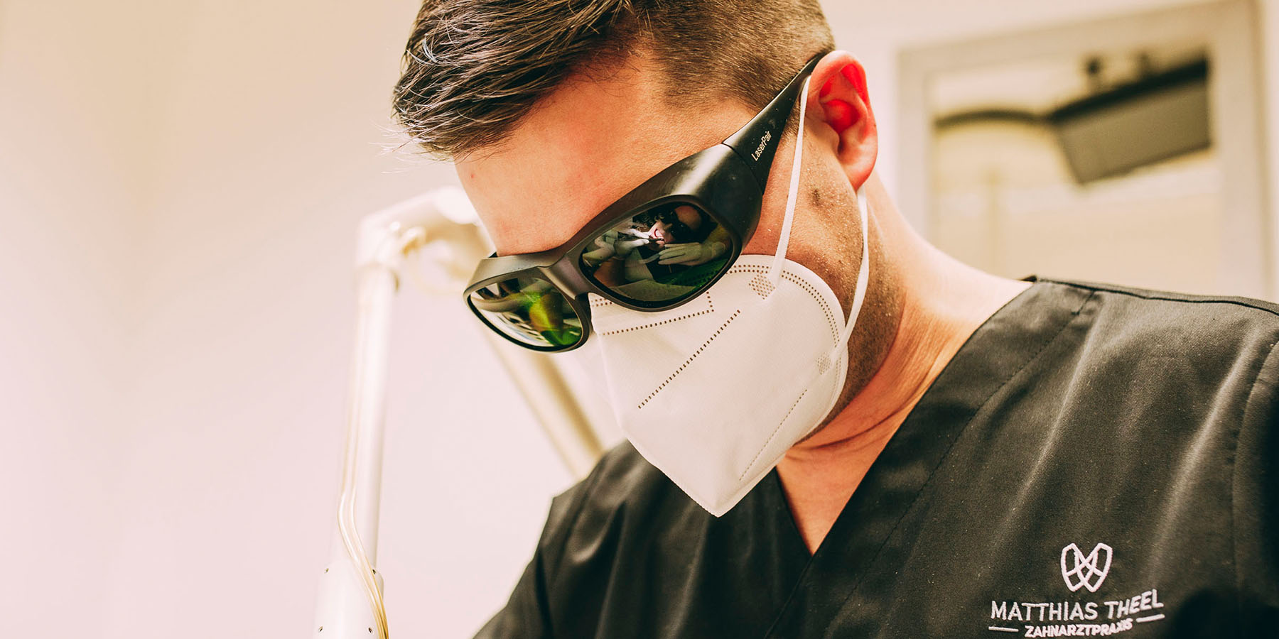 Dr. Theel mit einer Schutzbrille während der Bedienung des Lasers in der Zahnarztpraxis Matthias Theel in Hilpoltstein