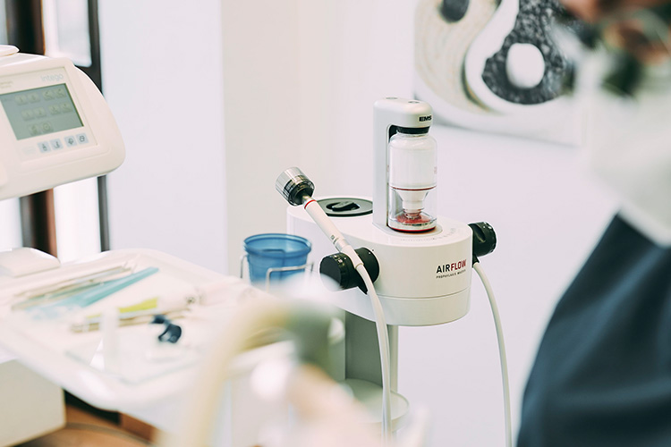 Eine Detailaufnahme eines Behandlungsstuhls während einer professionellen Zahnreinigung in der Zahnarztpraxis Matthias Theel in Hilpoltstein