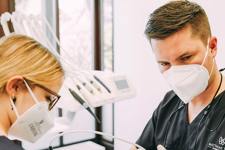 Dr. Matthias Theel in einer Wurzelbehandlung in der Zahnarztpraxis Matthias Theel in Hilpoltstein