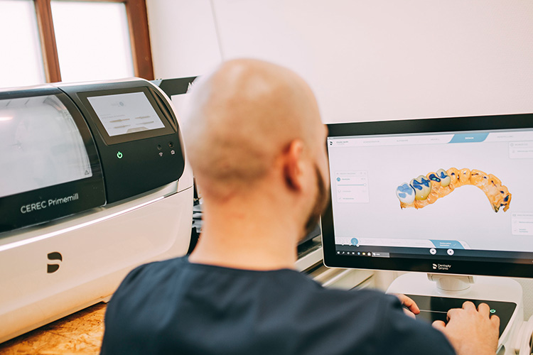 Der Zahntechniker analysiert ein Cerec-Prothetik-Modell am Computer in der Zahnarztpraxis Matthias Theel in Hilpoltstein