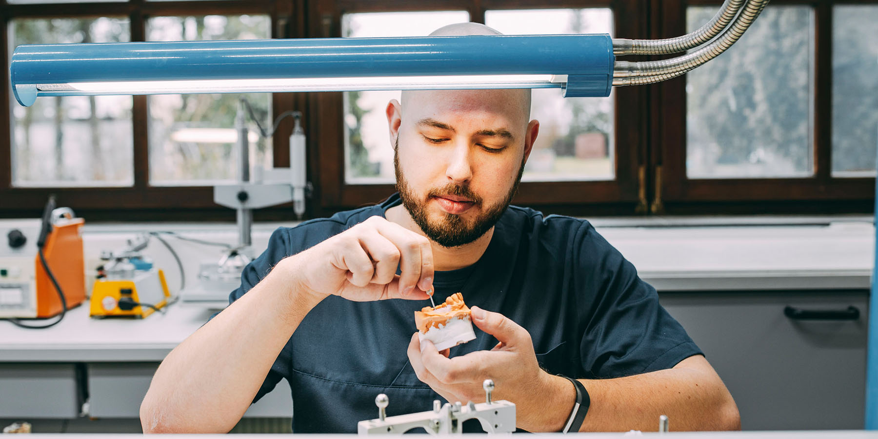 Der Zahntechniker arbeitet an einem Cerec-Modell in der Zahnarztpraxis Matthias Theel in Hilpoltstein