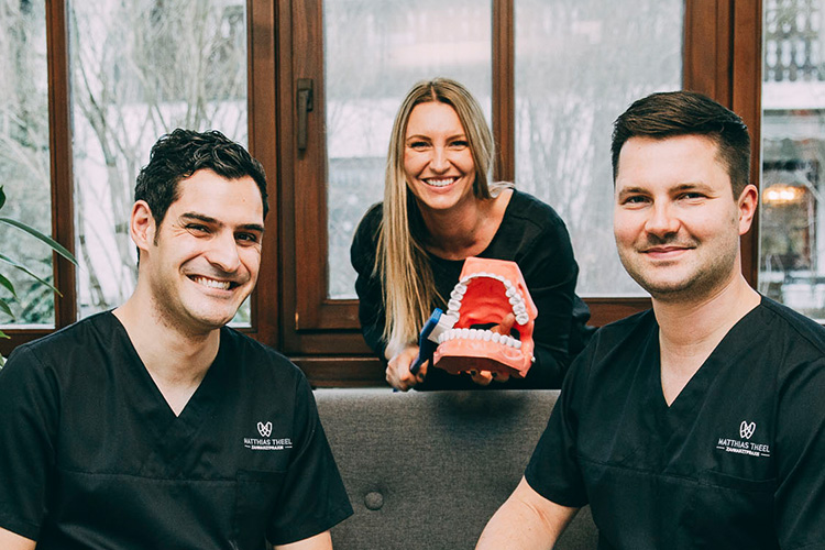 Ein Gruppenbild von drei Teammitgliedern in der Zahnarztpraxis Matthias Theel in Hilpoltstein