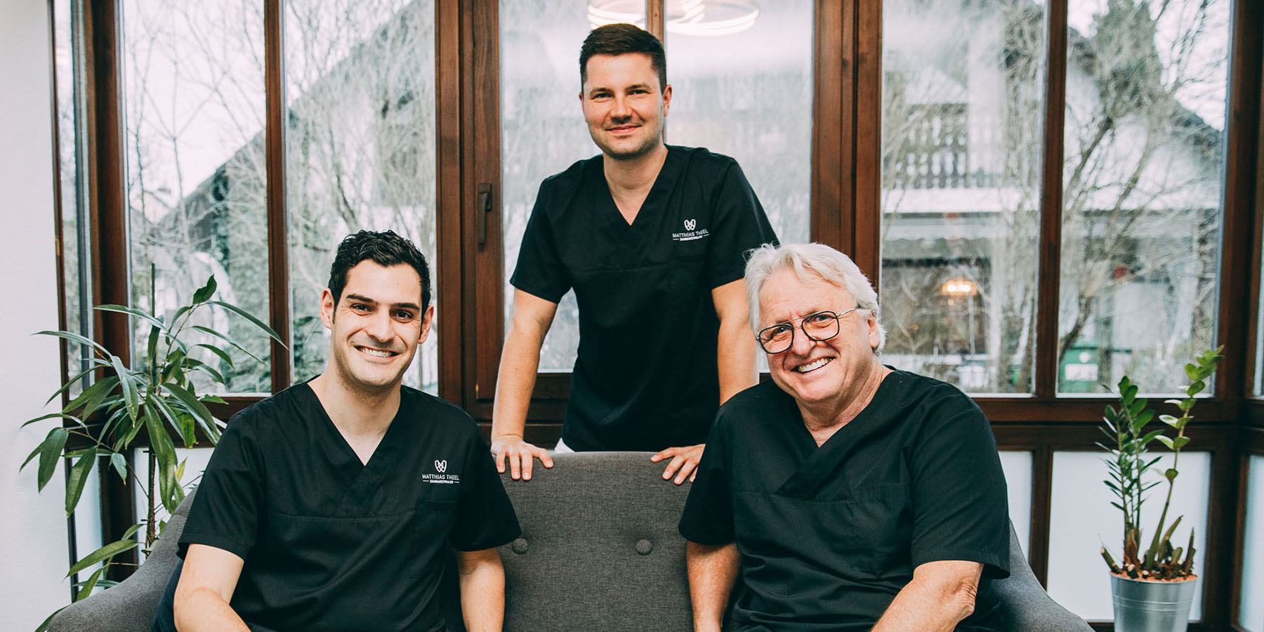 Ein Gruppenbild von drei Teammitgliedern in der Zahnarztpraxis Matthias Theel in Hilpoltstein